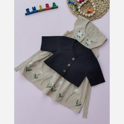 gH05TfdlRjz050rvACeuH4znbFOxkARNgFTn0bDtCIYfWoBOdW.jpg کت سارافون گلدوزی دخترانه مدل رعنا مشکی کرم
